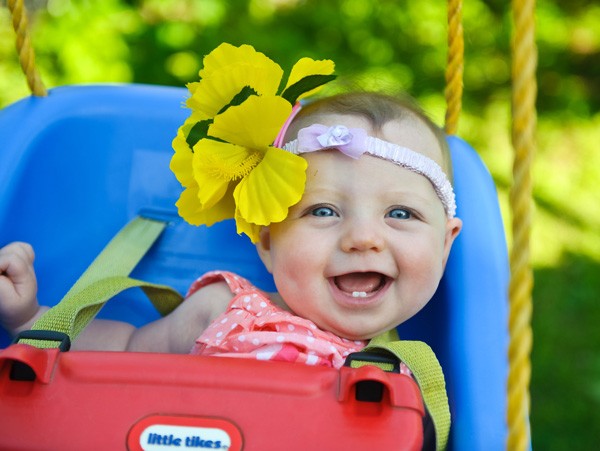 niña pequeña sonriendo a cámara